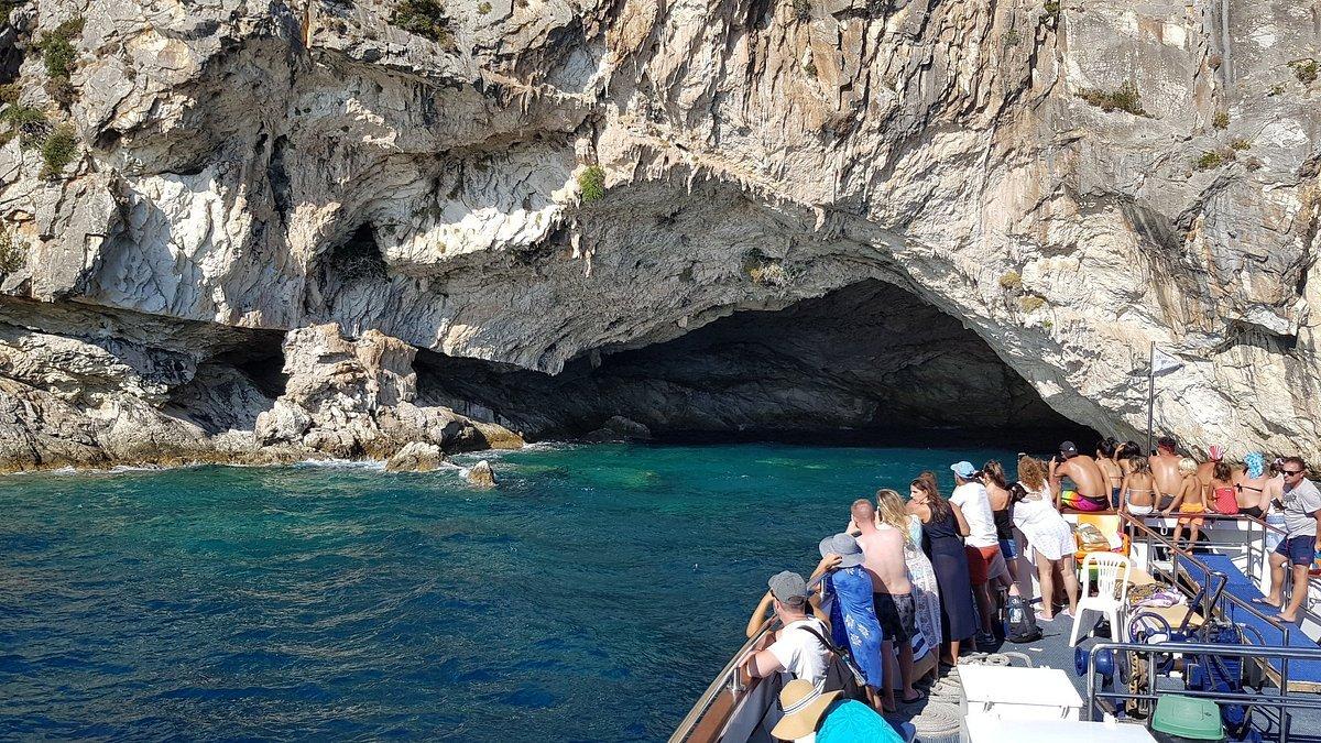 해식 동굴 입구 또는 내부 (보트 이용 시)