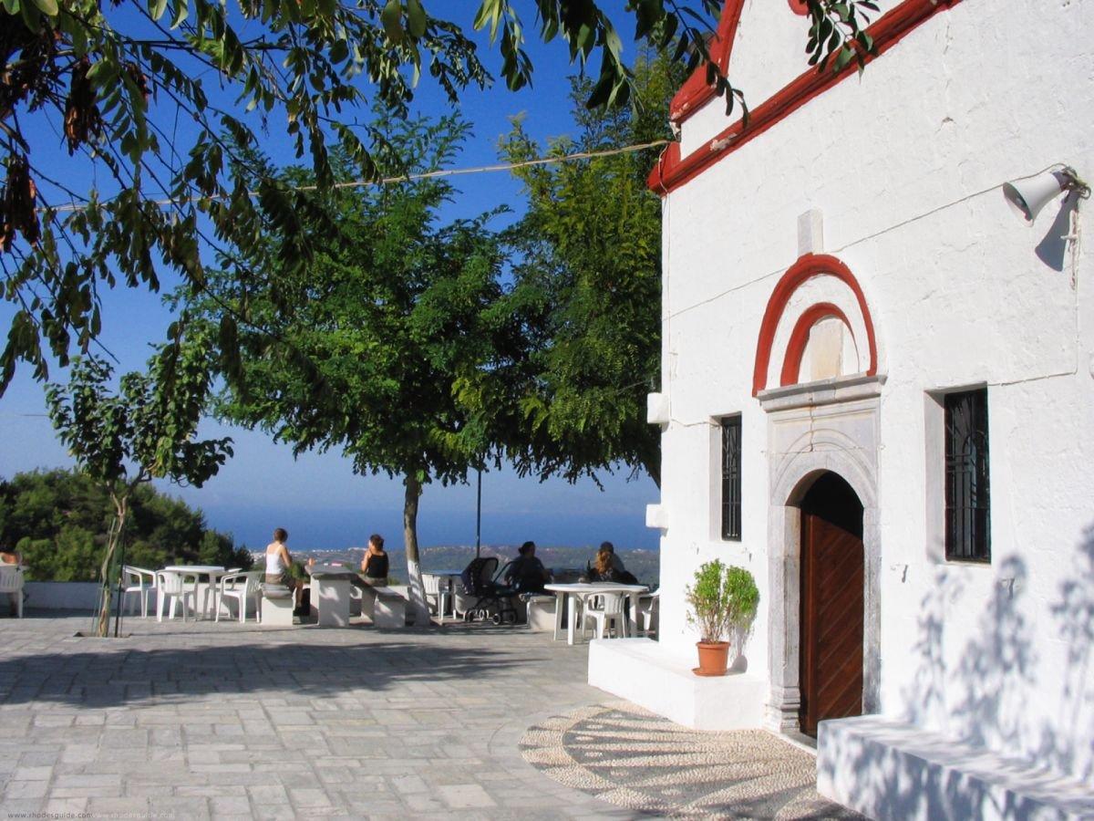 칼로페트라 수도원 앞 전망 공간