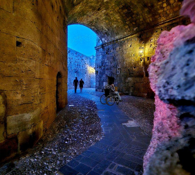 성문 아치 안쪽에서 항구를 배경으로