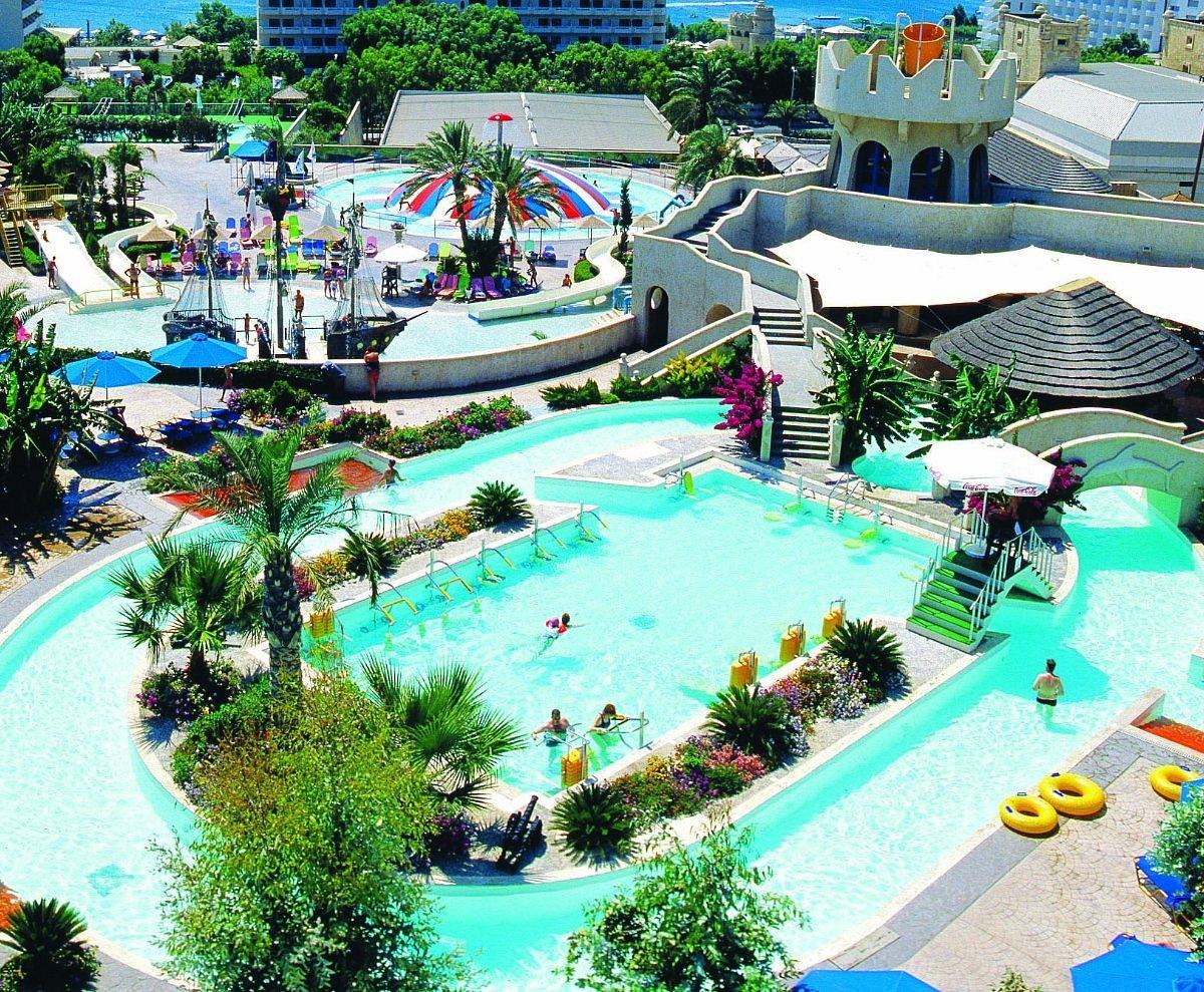 공원 최상단 슬라이드 출발 지점 부근