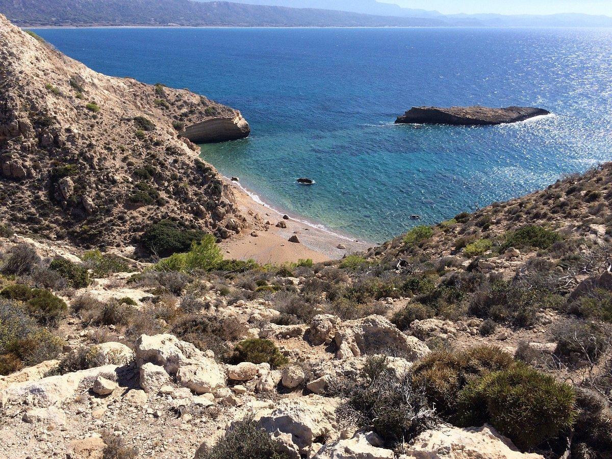 해변 좌측 바위 언덕 정상