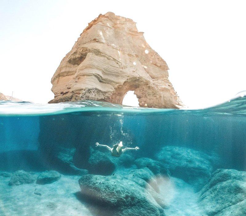 가장 큰 아치형 바위 앞