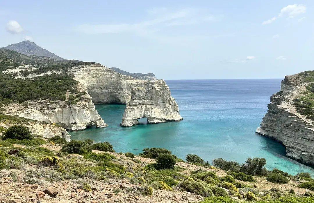 해식 동굴 입구 또는 내부 (빛이 들어오는 곳)