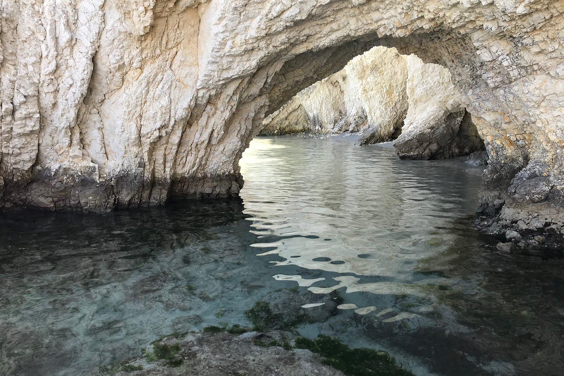 해변 좌측 동굴과 아치형 바위