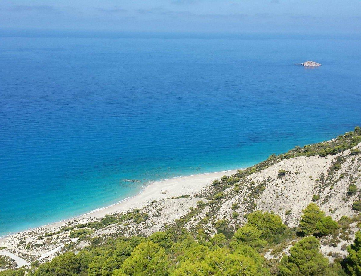 얄로스 해변 중앙부의 넓은 백사장