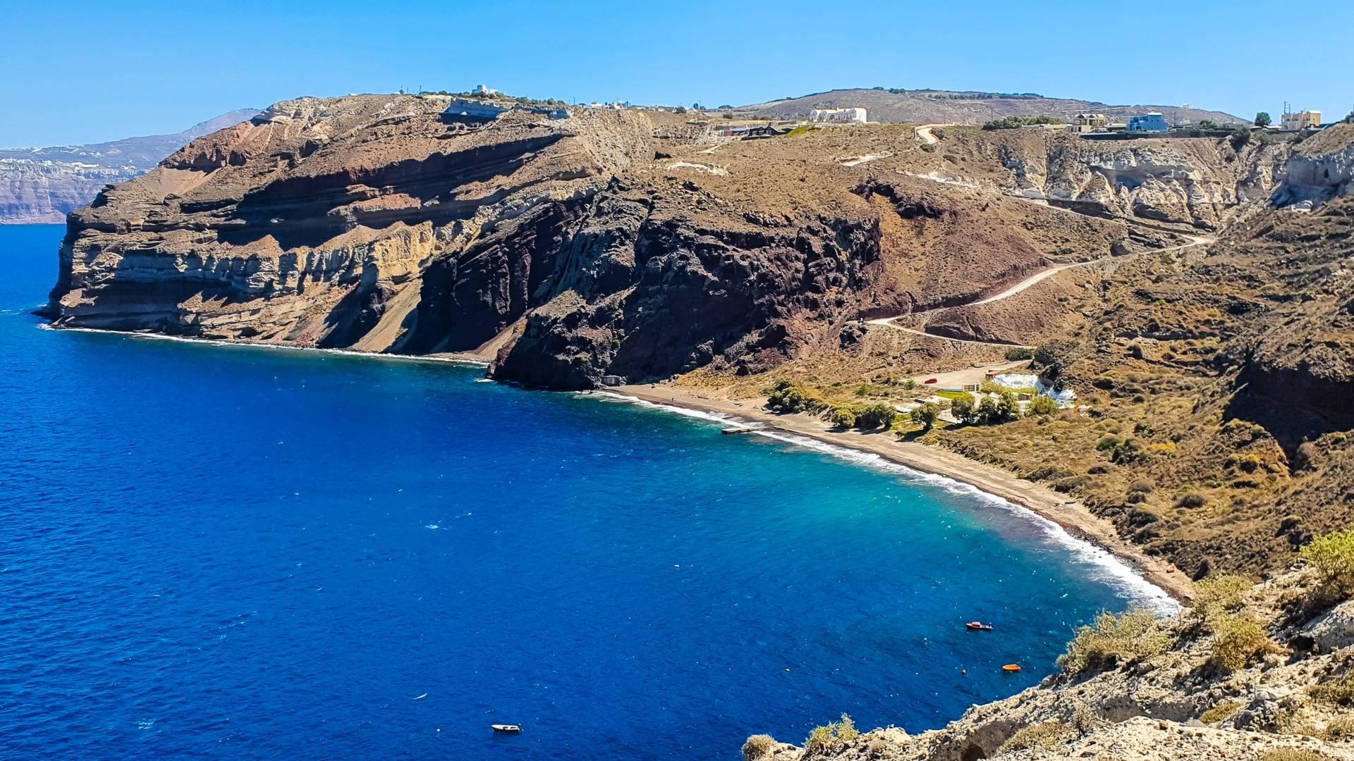 해변 가장자리의 바위 지대
