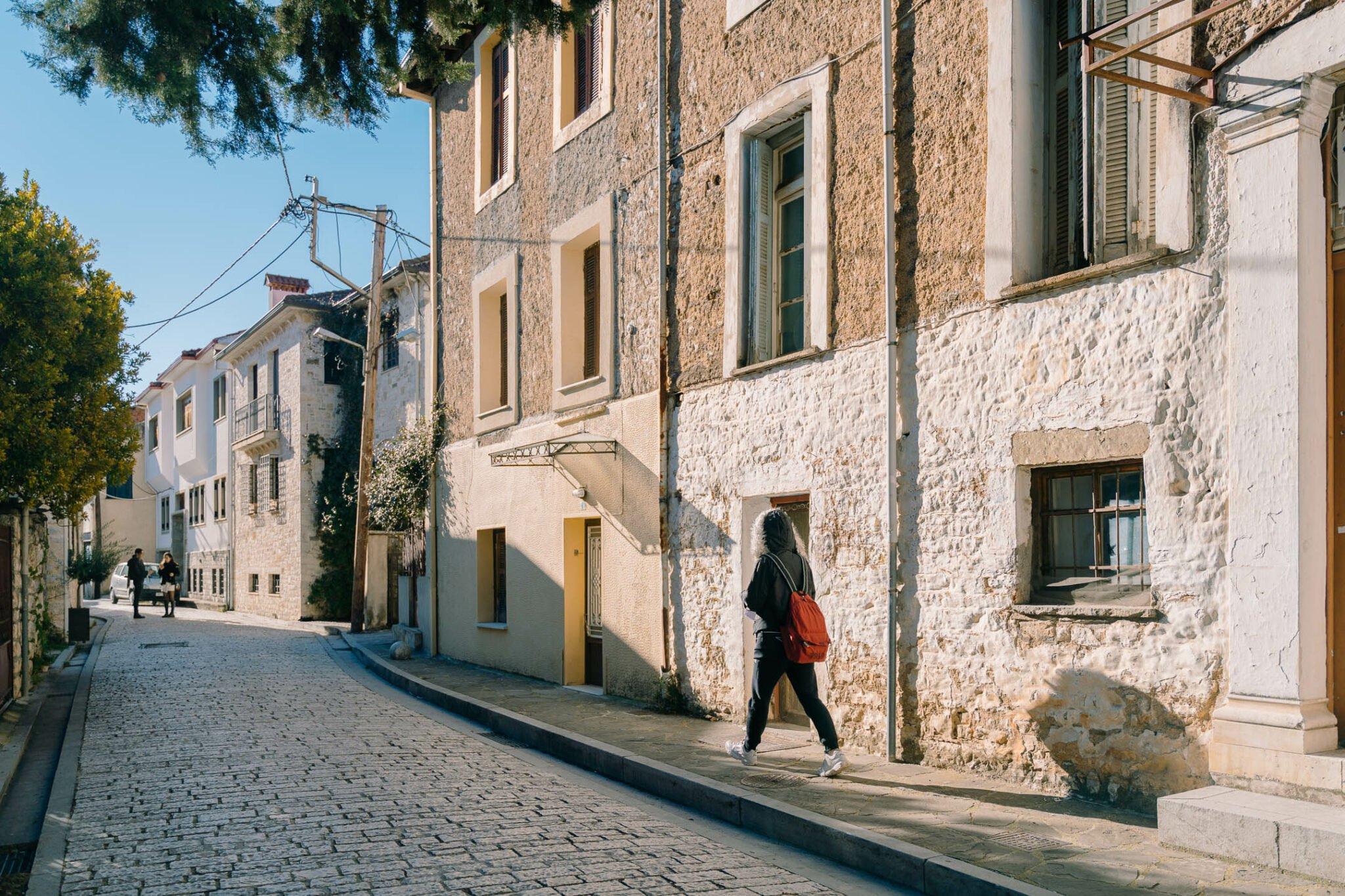 성 내부의 좁은 골목길과 전통 가옥