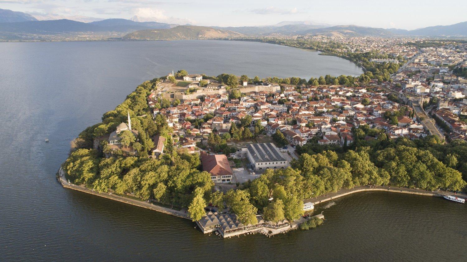 이오안니나 성벽과 호수