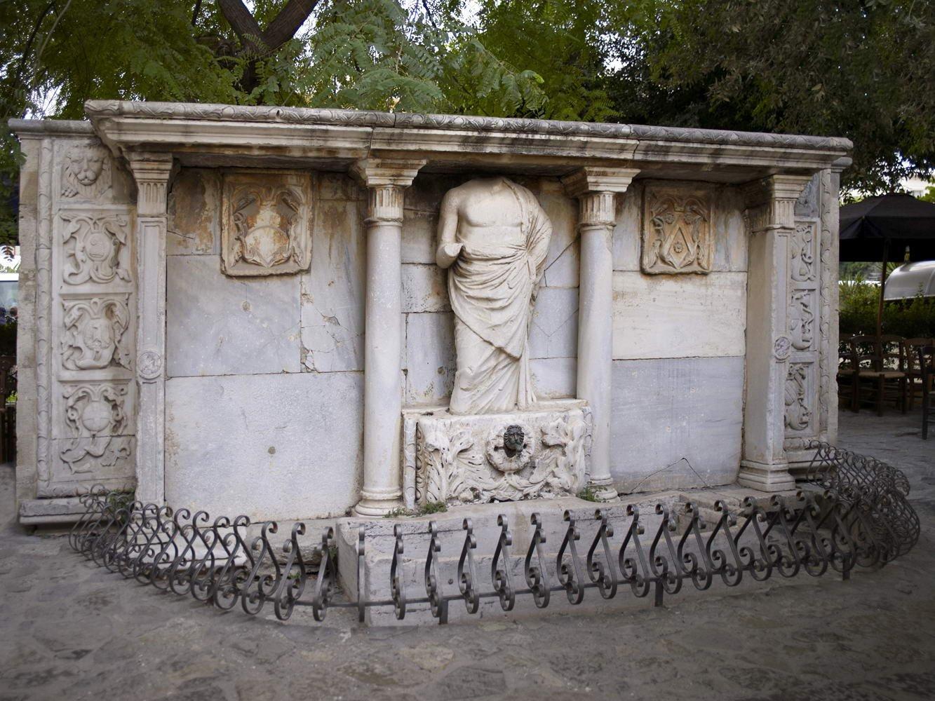 분수 측면과 주변 광장