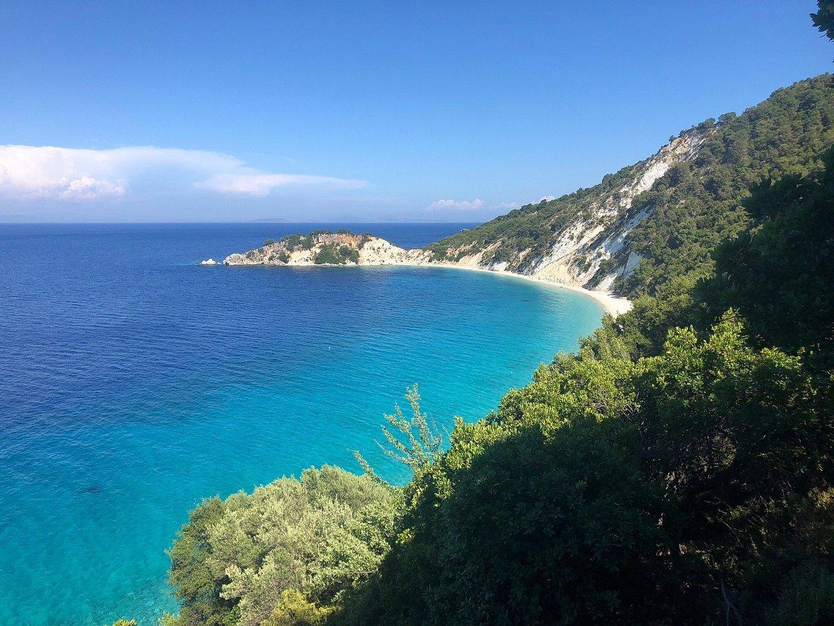 해변 중앙에서 바다를 배경으로