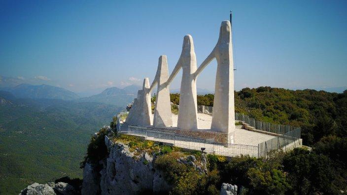 🏛️ 잘롱고의 춤 기념비(므니미오 호루 투 잘롱구)