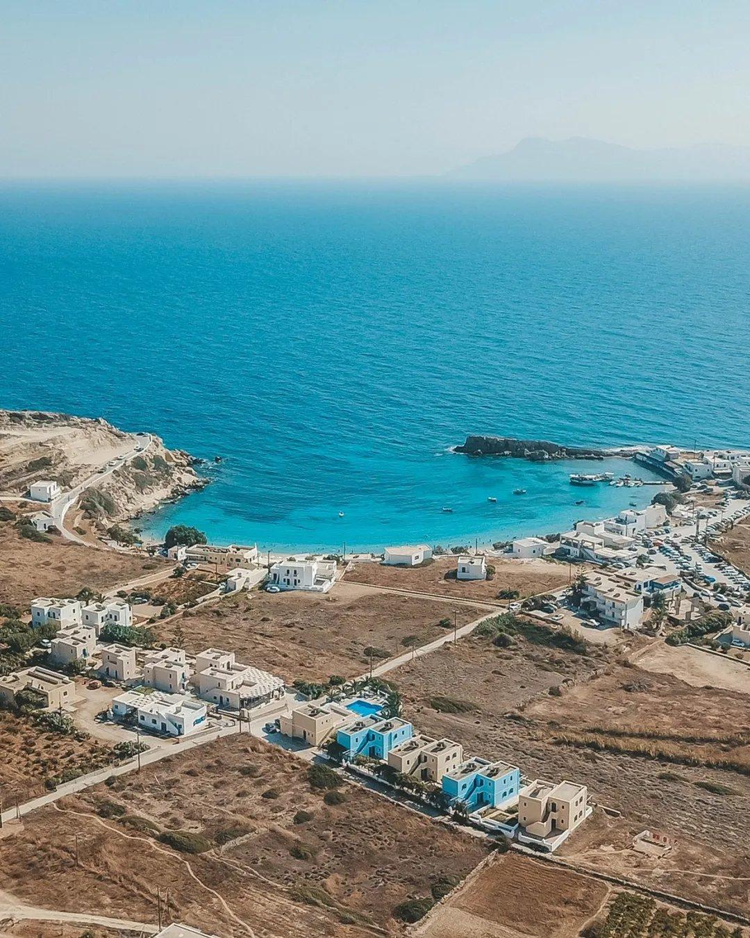 중앙 해변의 에메랄드빛 물가