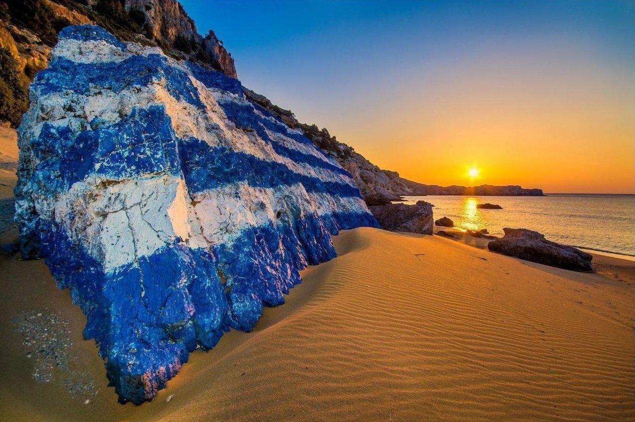 그리스 국기가 꽂힌 바위 위