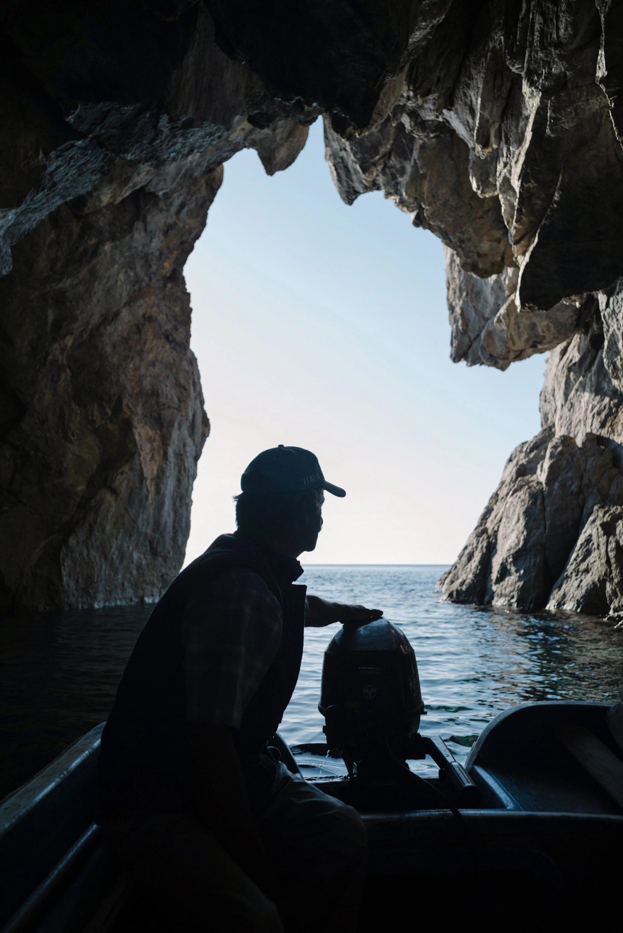 해안 동굴 입구 또는 내부