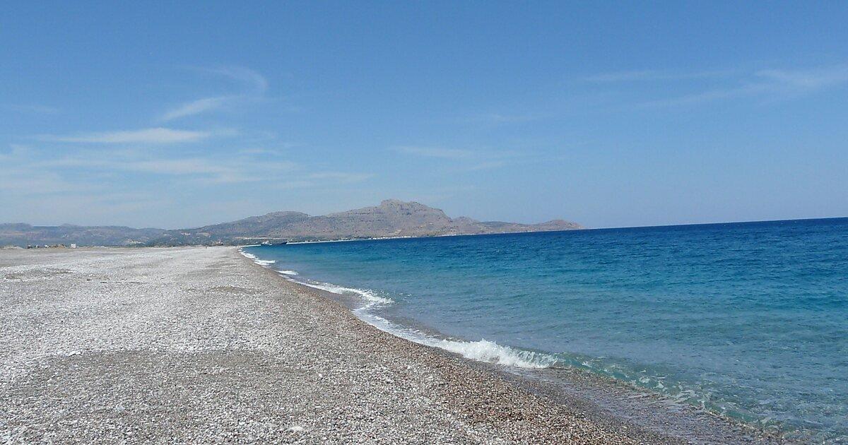 맑은 바닷물과 자갈 해변