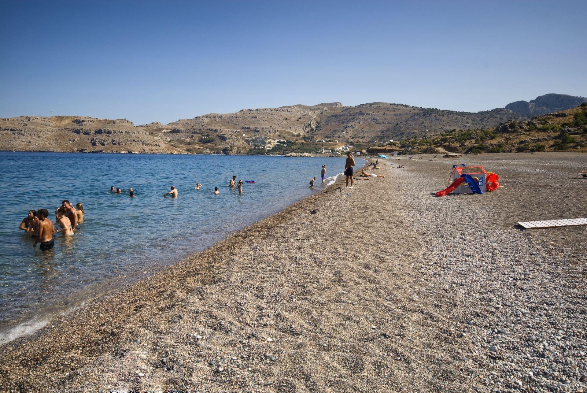 해변 끝자락의 언덕 배경