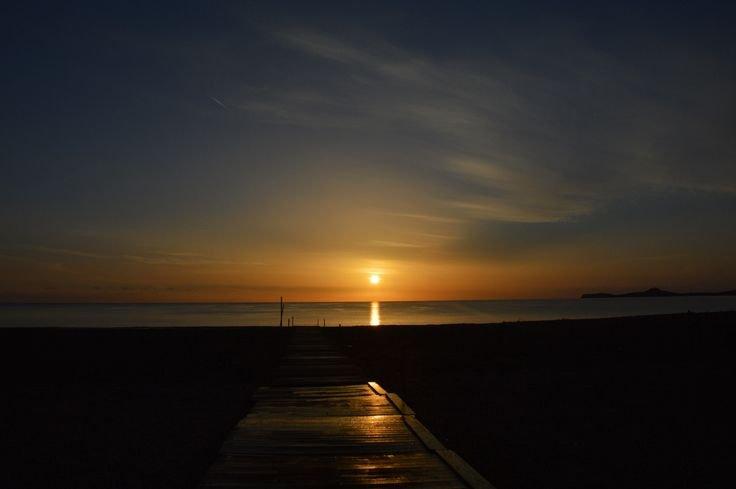 일출 또는 잔잔한 아침 바다