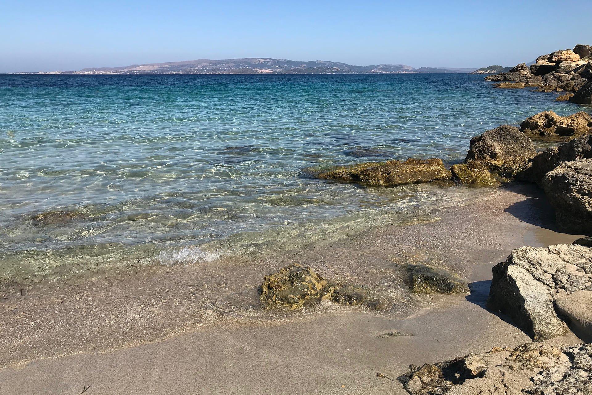 투명한 바닷물과 해변