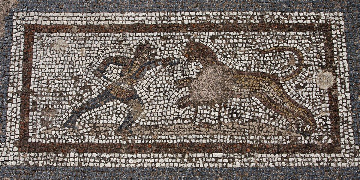 첫 번째 안뜰의 표범과 사슴 모자이크 앞