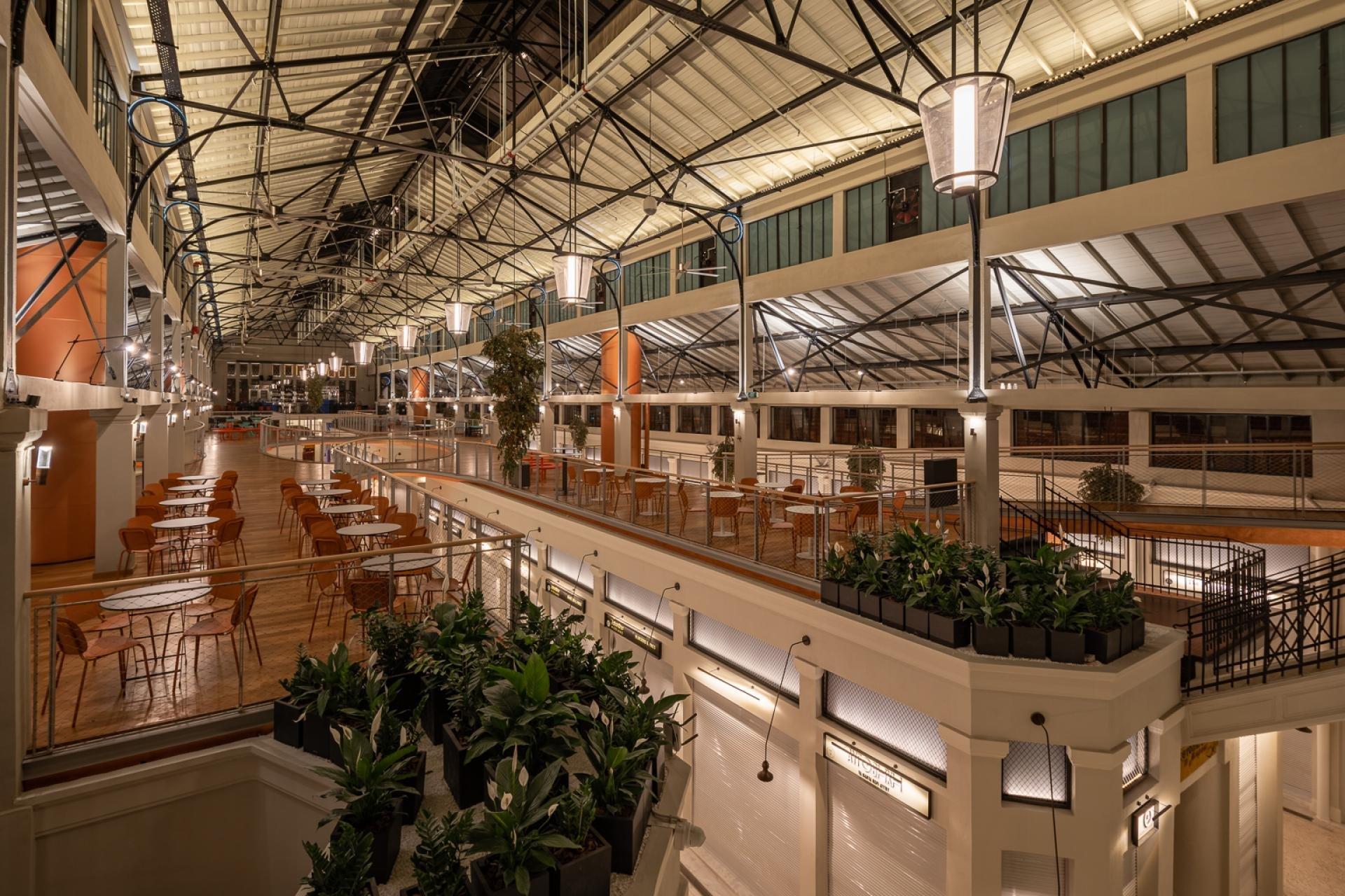 시장 내부 중앙 통로 및 메자닌