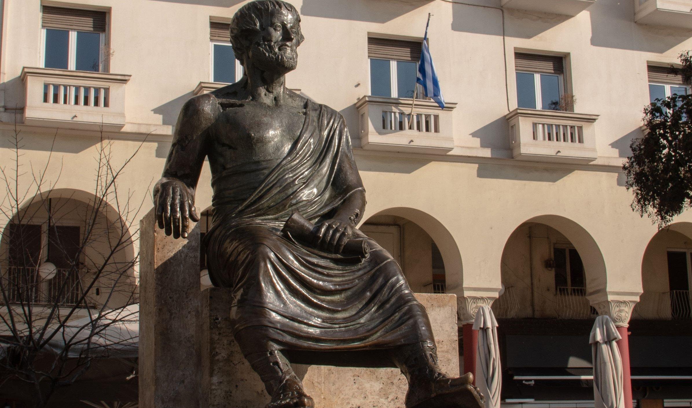 아리스토텔레스 동상 옆