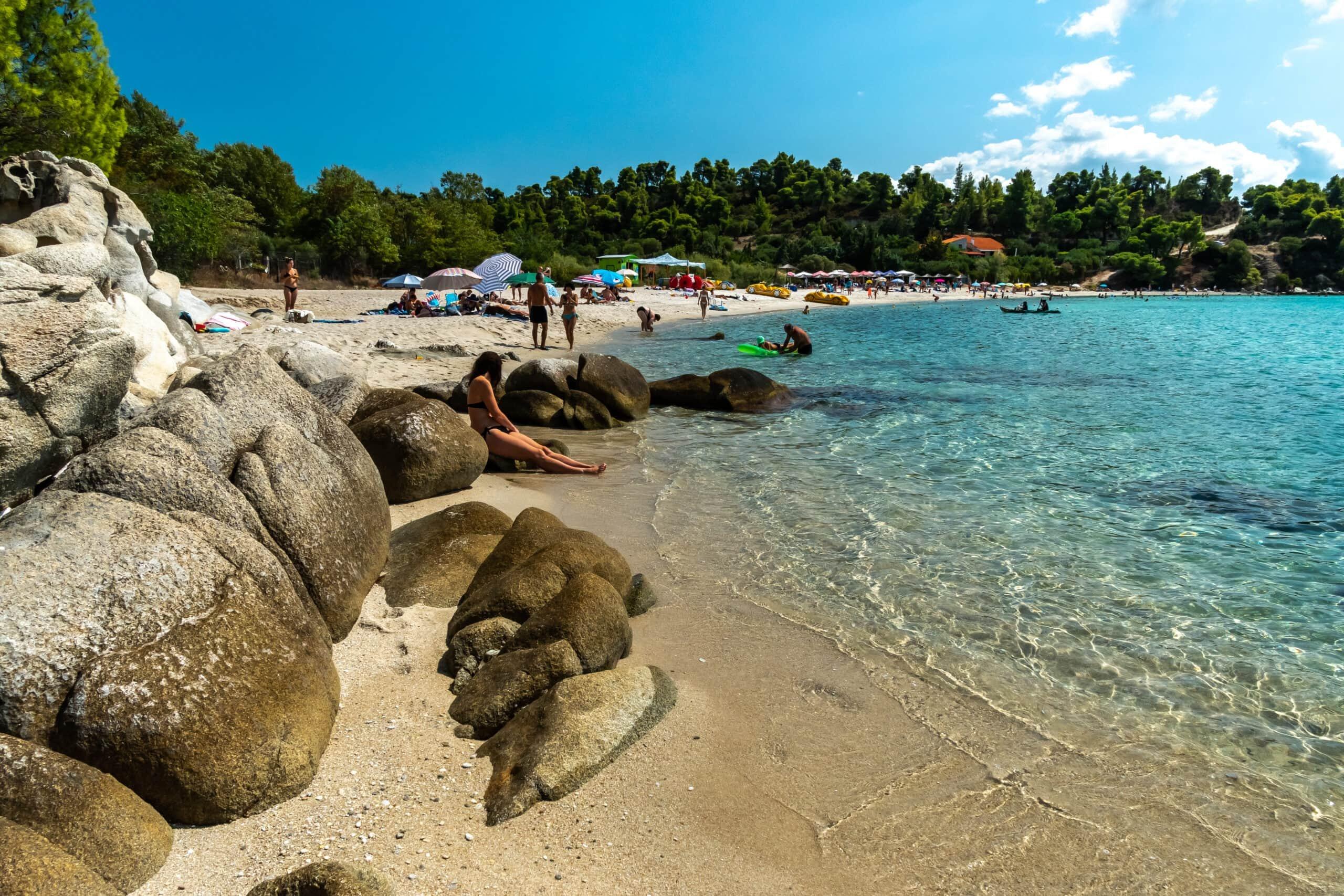 야자잎 파라솔 아래 선베드