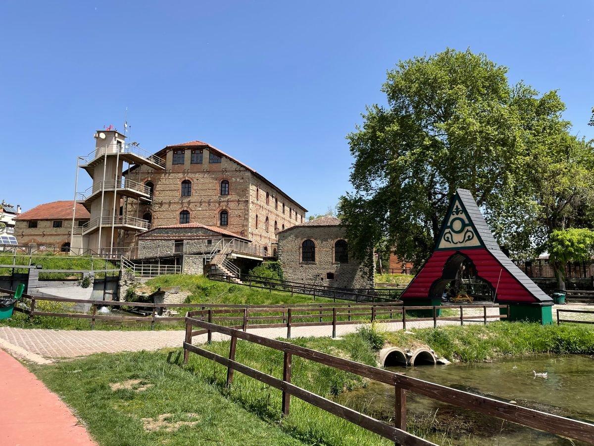 마초풀로스 제분소 건물 외관