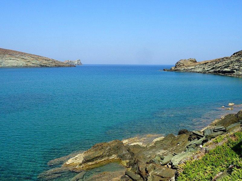 해변 양쪽 바위 언덕 및 파도