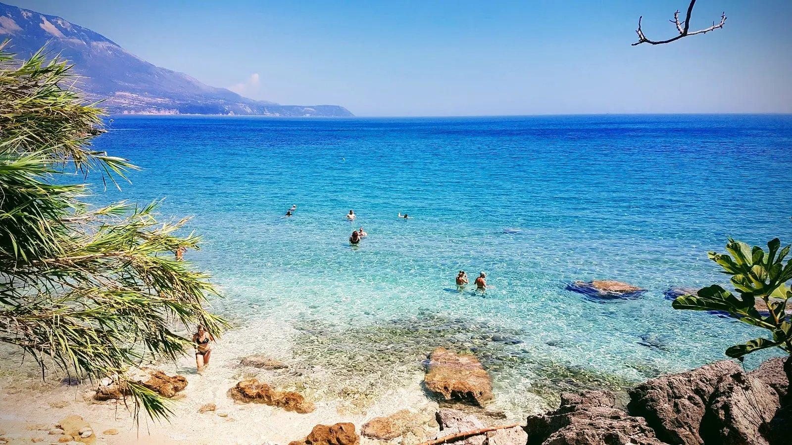 숨겨진 모래 만 (계단 아래 오른쪽)