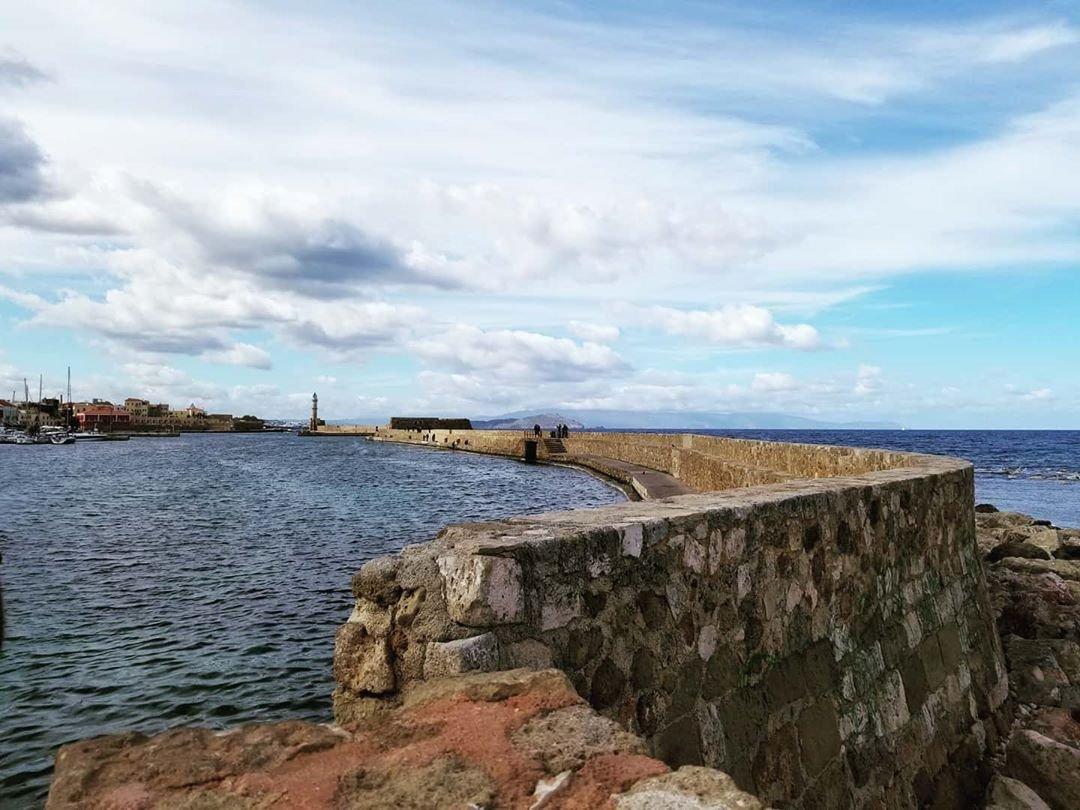 등대 앞 방파제 끝