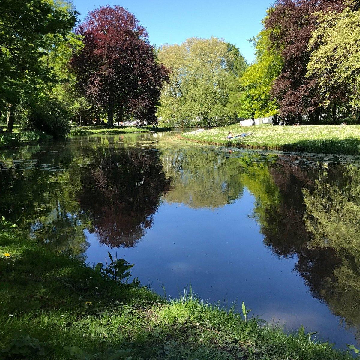 연못과 정자 주변