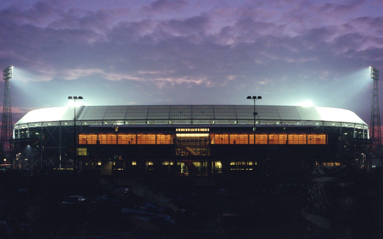 경기장 외부 전경 (특히 야간)