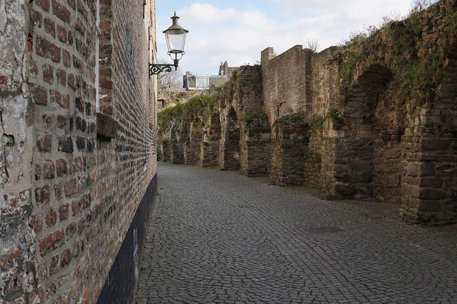 옛 성벽 위 산책로