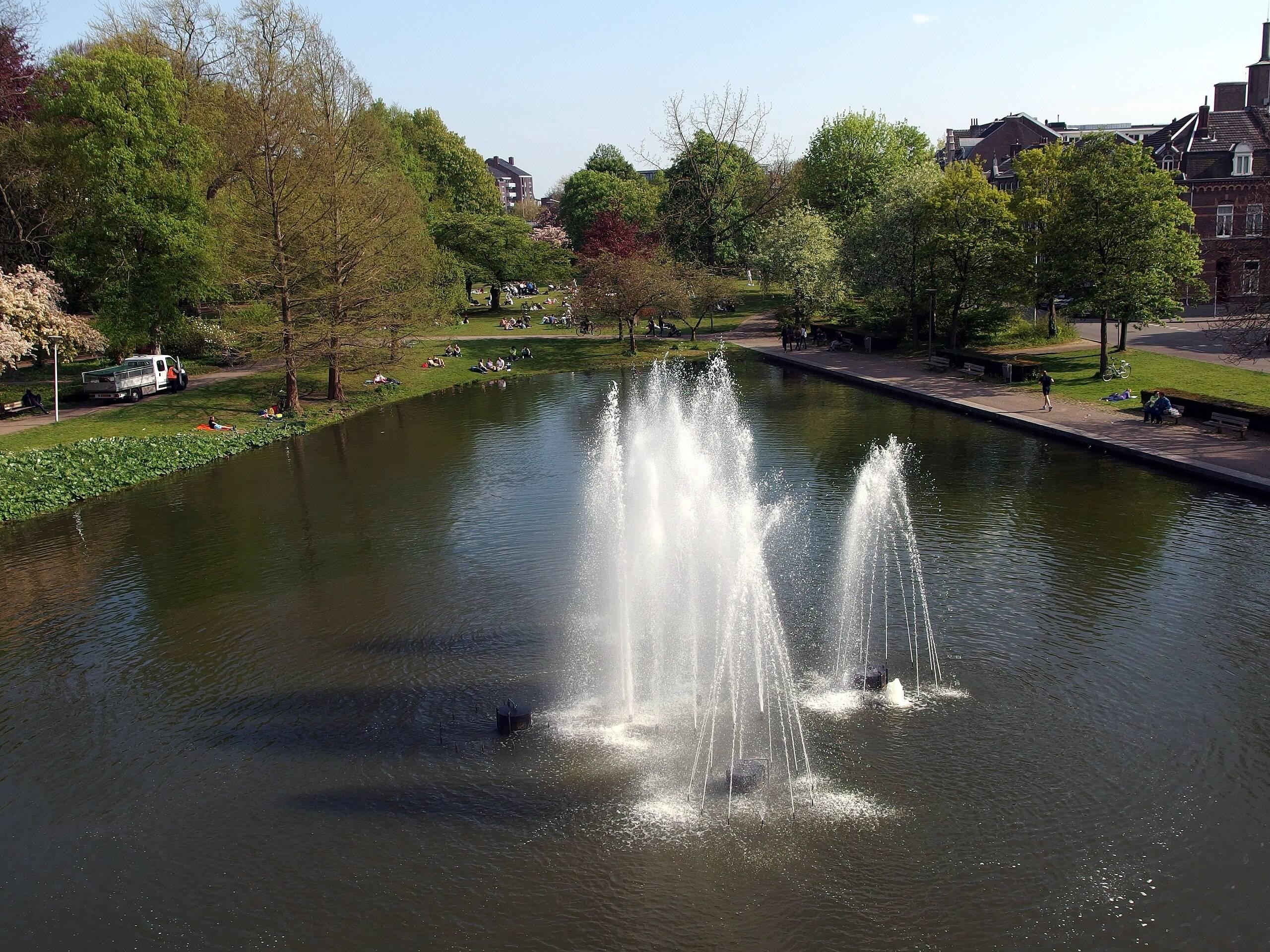 연못과 분수 주변