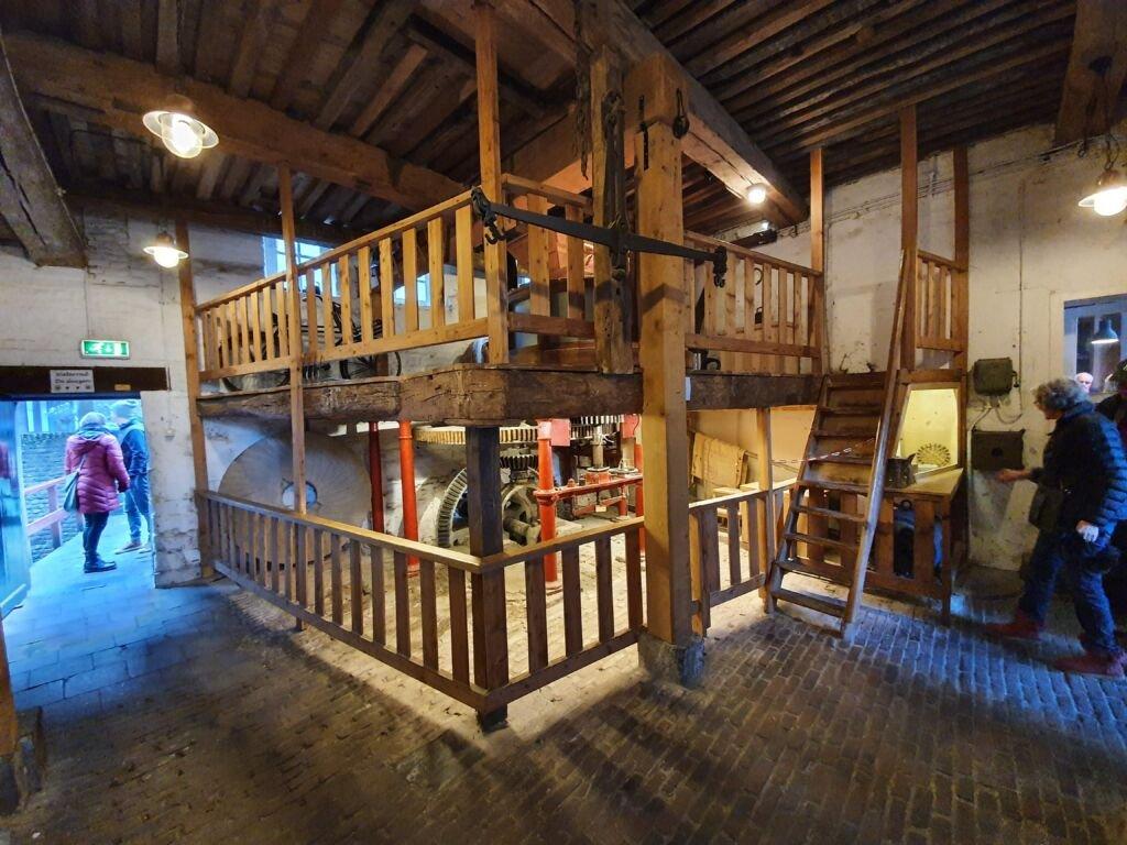 물레방아 내부 작동 모습