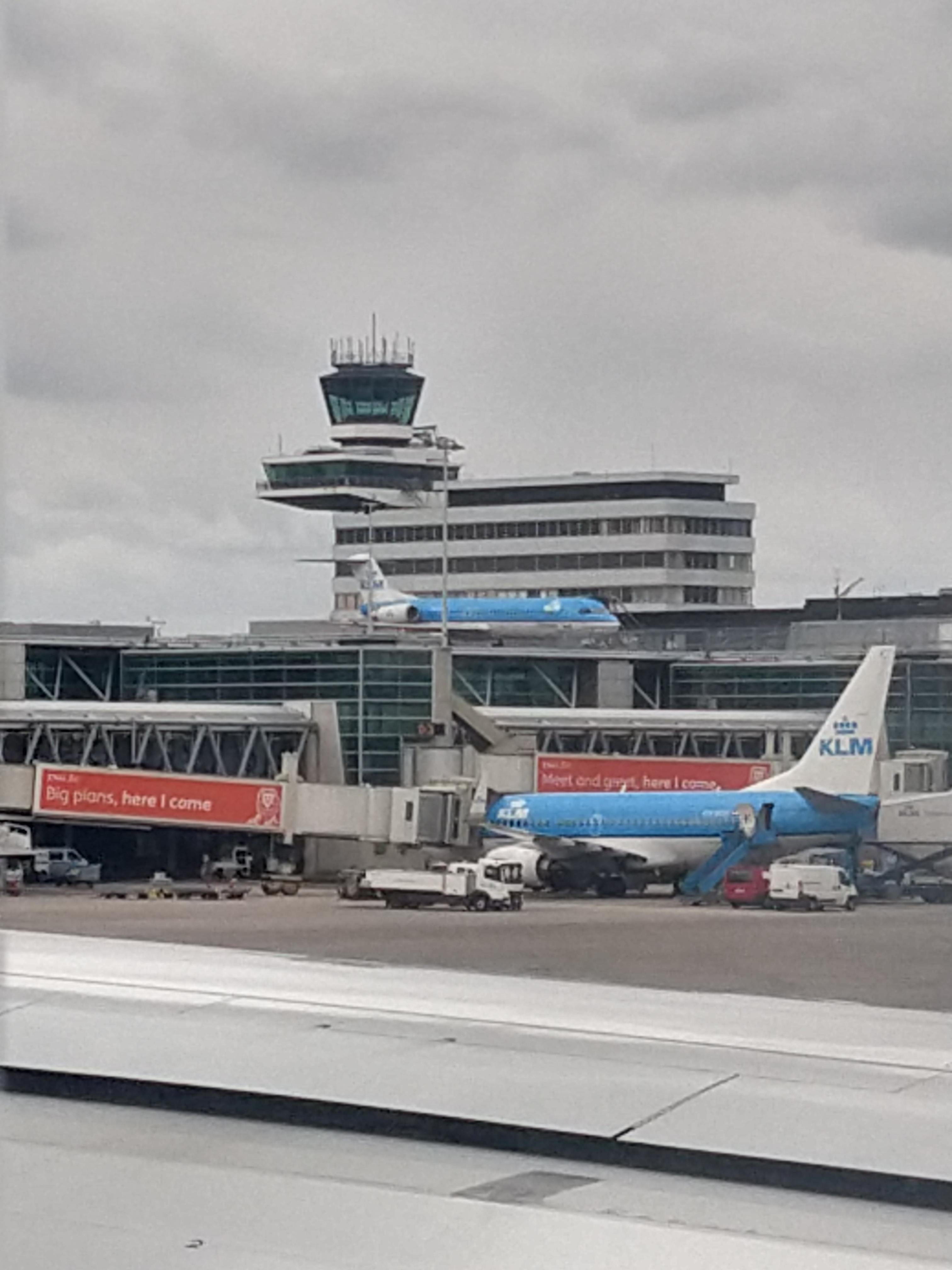 Fokker 100 항공기 주변