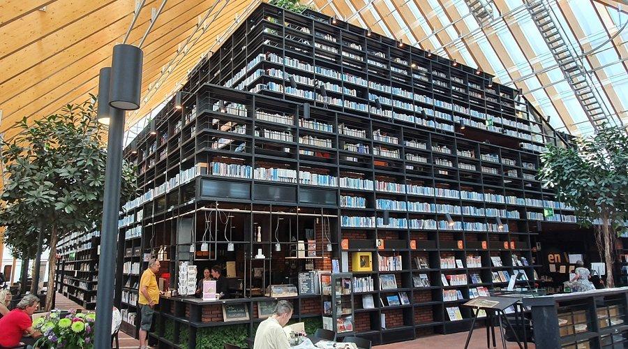 📚 부켄베르흐 (책 산 도서관)