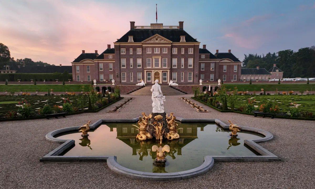 바로크 정원 중앙 분수대와 궁전