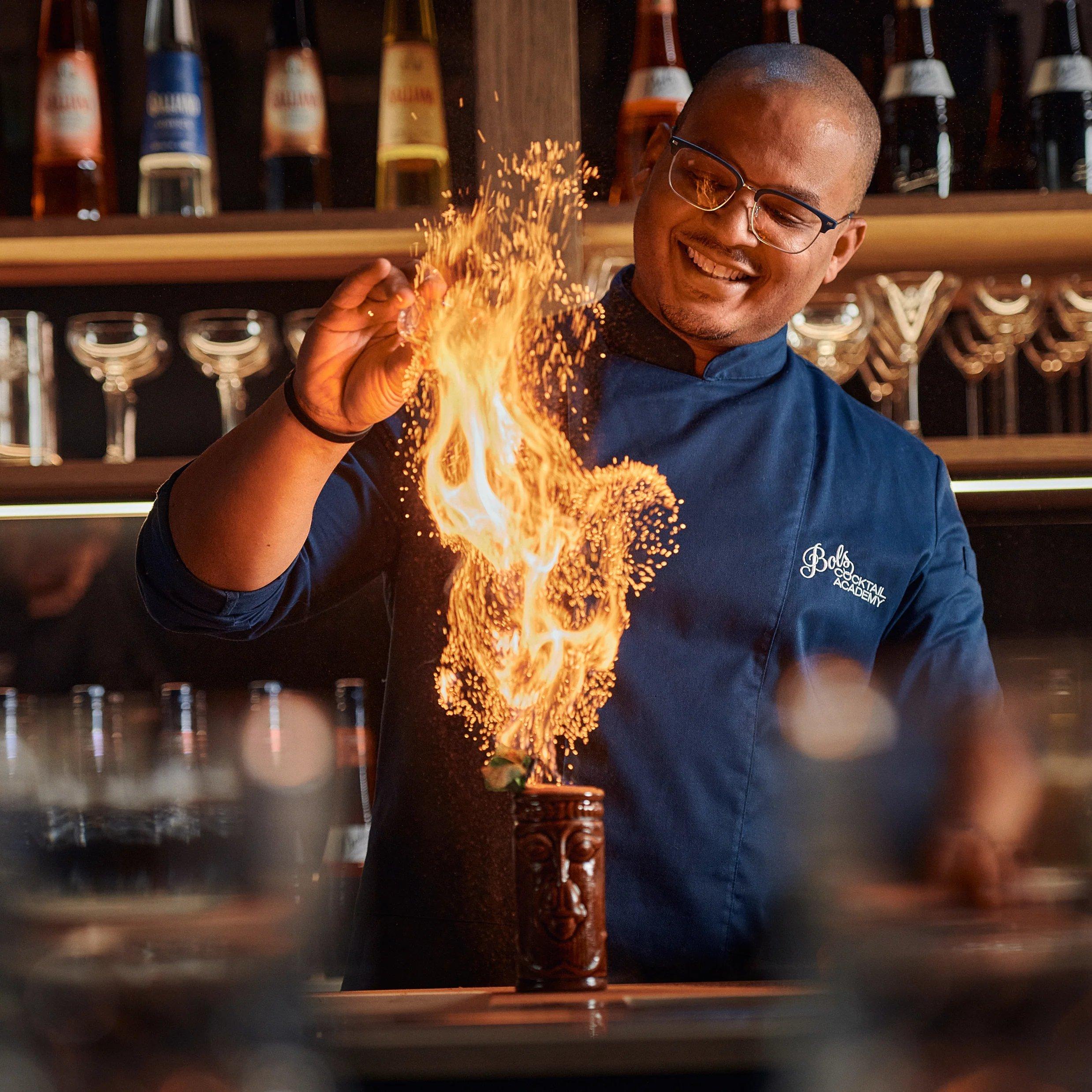 칵테일 워크숍 중 자신의 작품과 함께