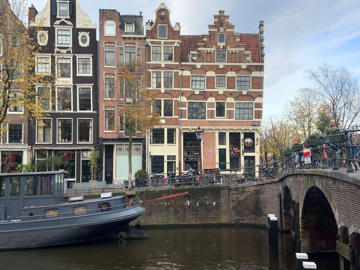 운하를 배경으로 한 야외 테이블