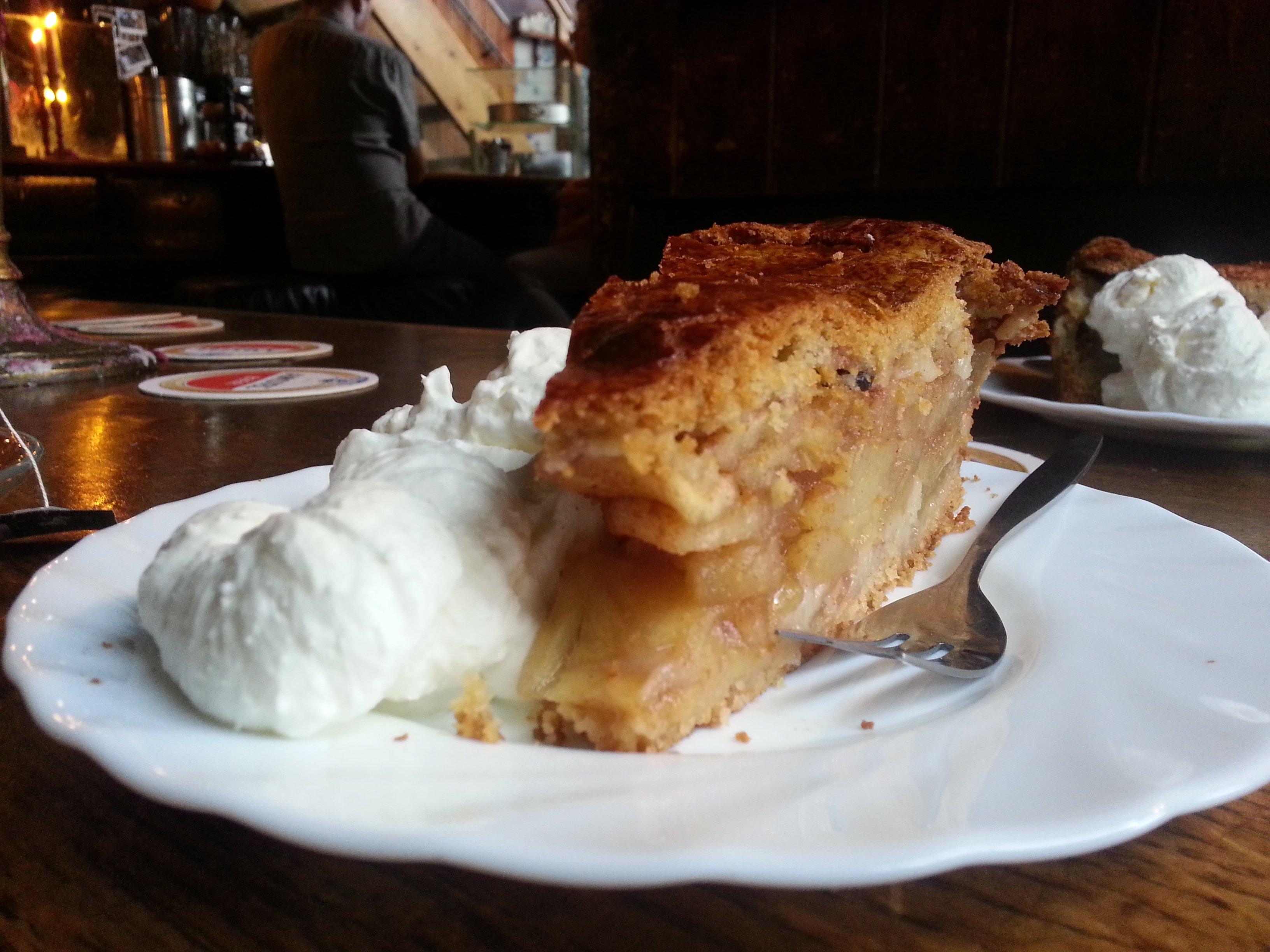 더치 애플파이와 음료 인증샷