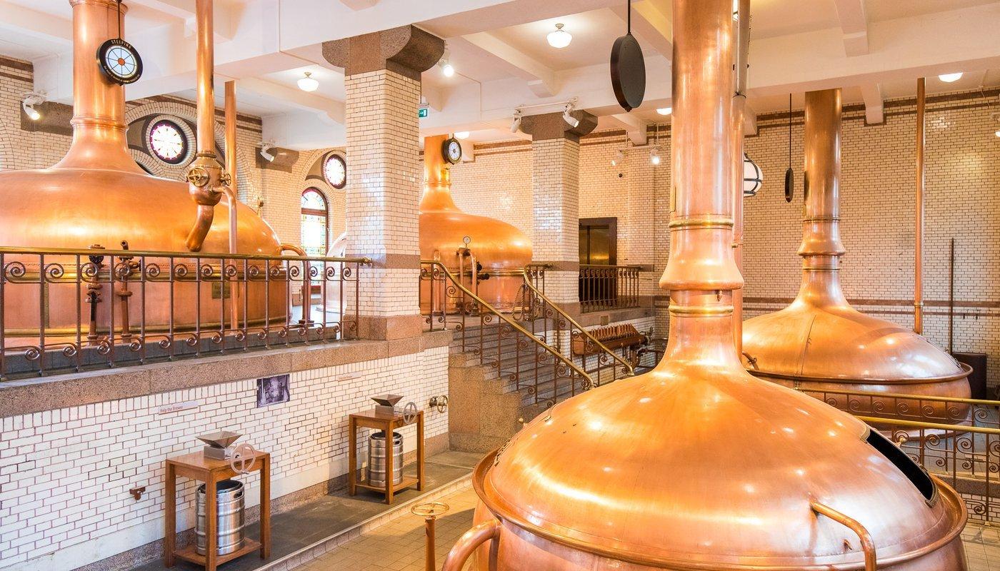 역사적인 구리 양조 탱크 앞