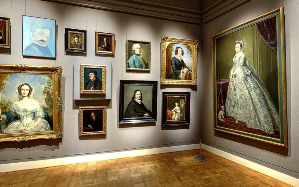 고전 회화 전시실의 특정 작품 배경