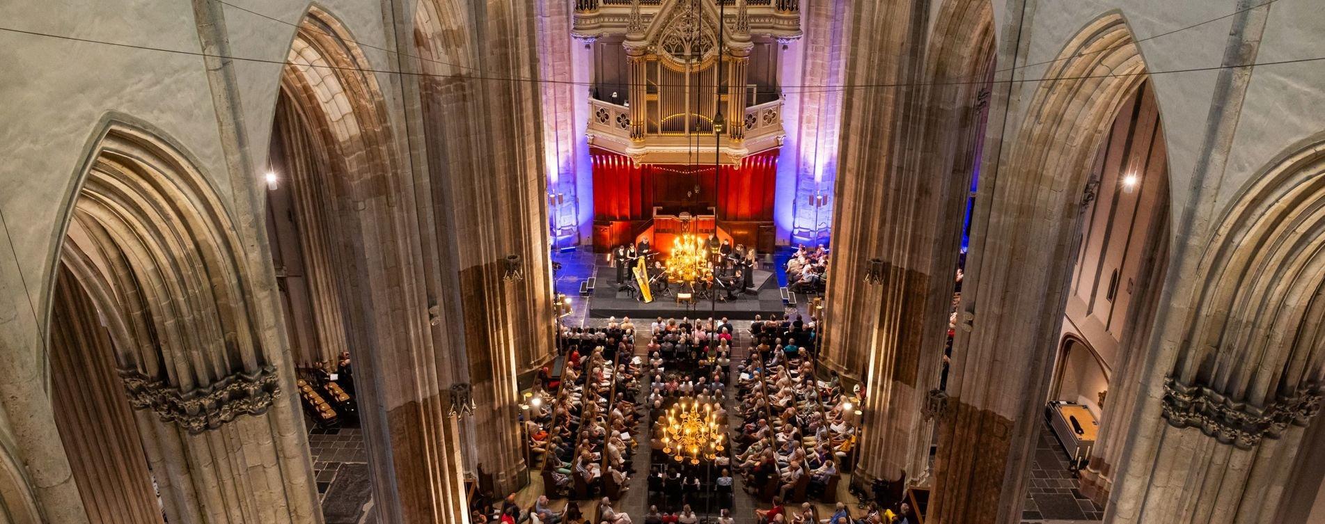 고음악 축제 공연 장면