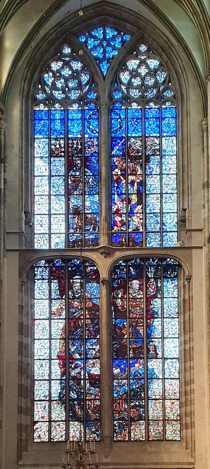 성당 내부 스테인드글라스 창문