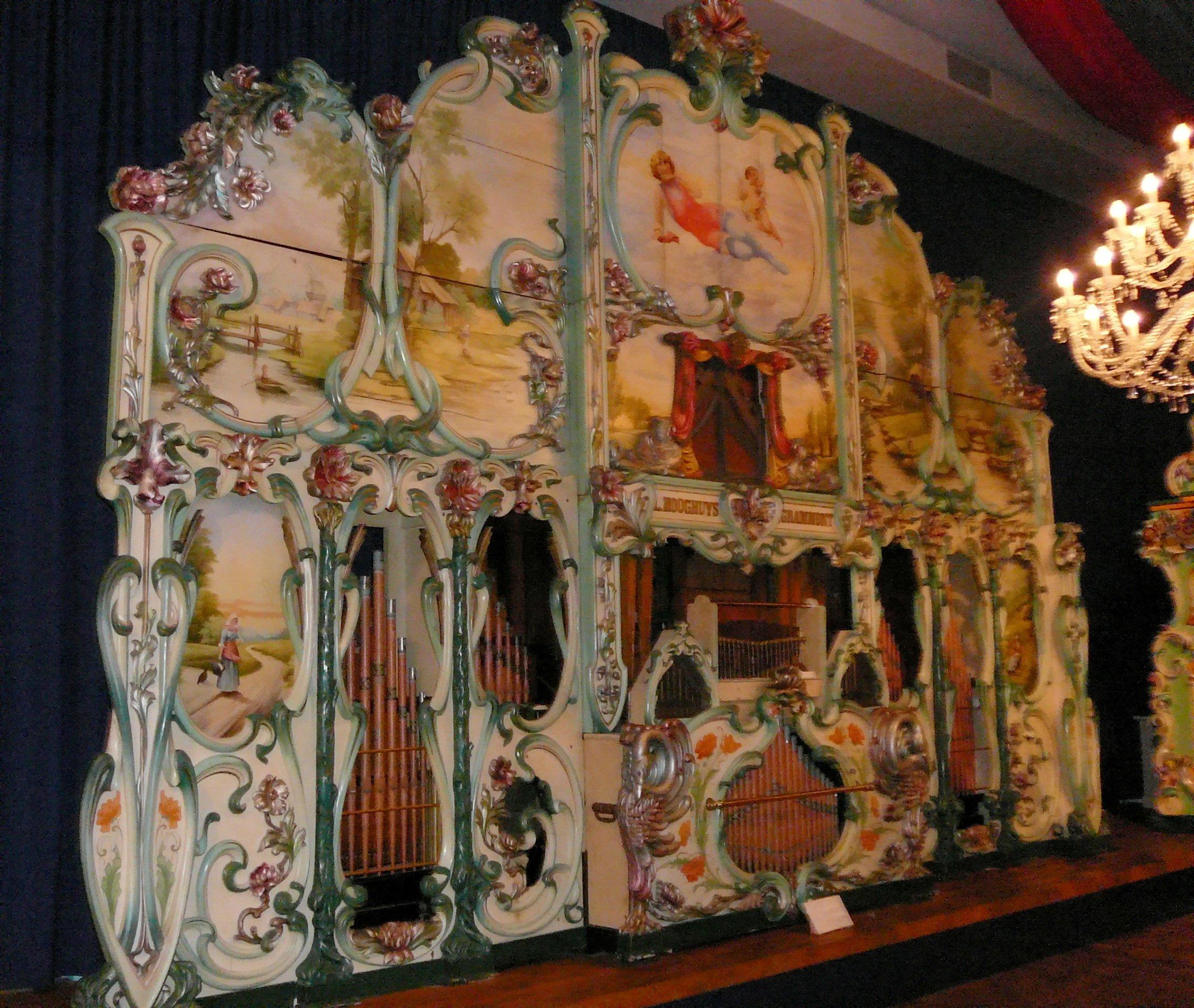 대형 댄스홀 오르간 앞