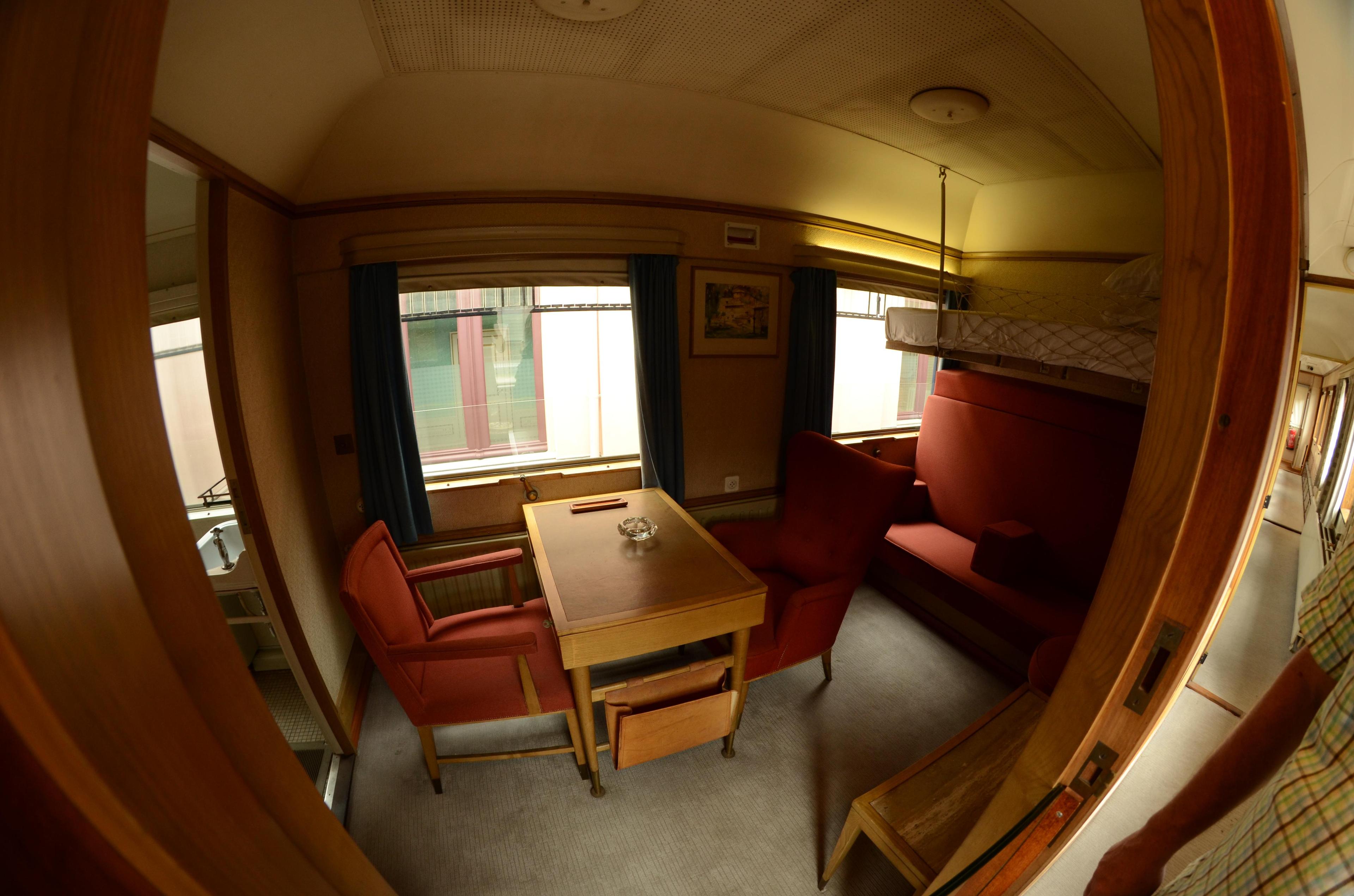 왕실 전용 열차 앞