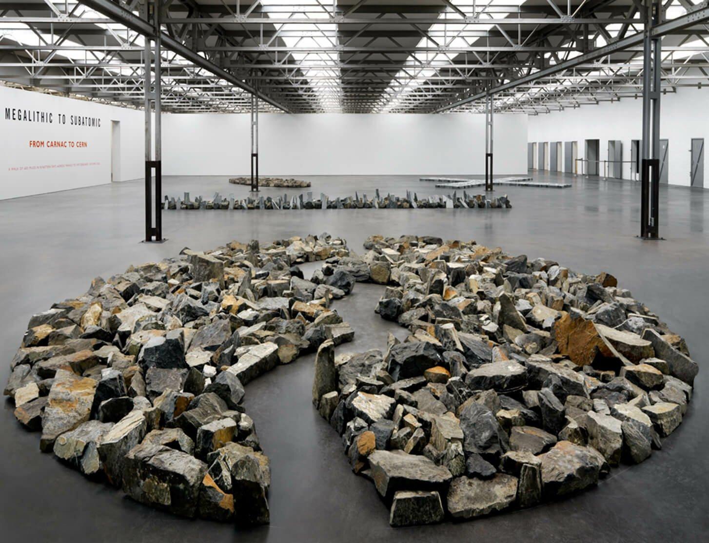 넓은 주 전시장 내부