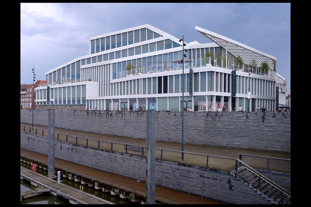 극장 정면 (Maasboulevard 쪽)