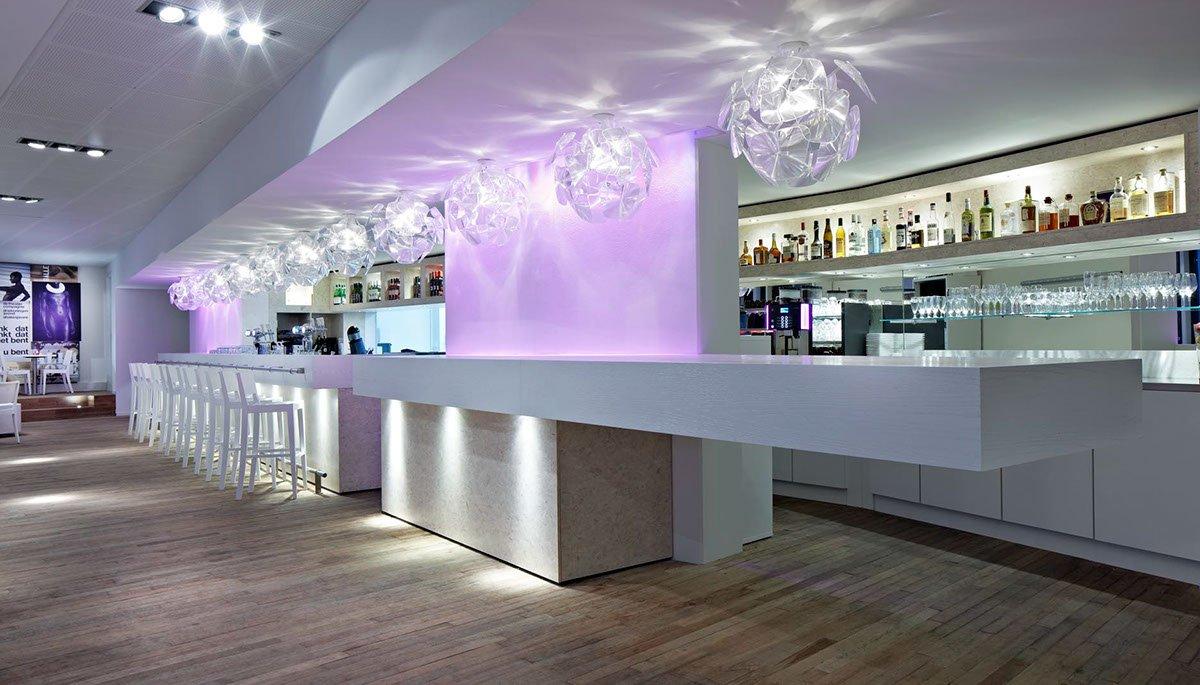 공연장 내부 (공연 시작 전 또는 후)